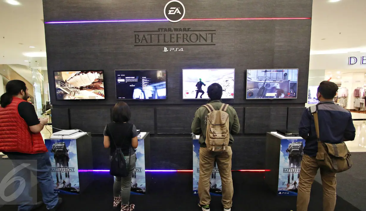 Pengunjung bermain game di wahana dunia petualangan intergalaksi 'Star Wars: The Force Awekens', Jakarta, (7/12). Acara ini diadakan dalam rangka menyambut film terbaru Star Wars serta mengisi Hari Natal dan Tahun Baru. (Liputan6.com/Immanuel Antonius)