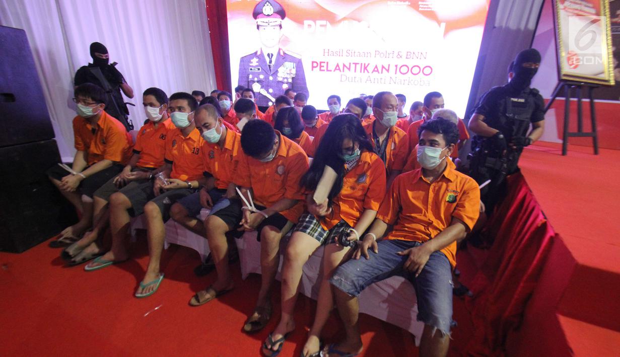 Para tersangka kasus narkoba ditampilkan saat pemusnahan massal narkoba di Garbage Plant, Bandara Soekarno-Hatta, Tangerang, Selasa (15/08). Pemusnahan ini dipimpin langsung Kapolri Jenderal Tito Karnavian. (Liputan6.com/Helmi Afandi)