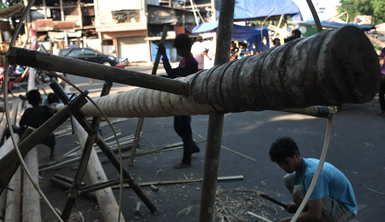 Jelang HUT RI ke-69, penjualan pohon pinang untuk perlombaan panjang pinang mulai marak dijual di kawasan Manggarai, Jakarta, Kamis (7/8/14). (Liputan6.com/Johan Tallo)