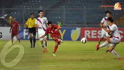 Tendangan keras Evan Dimas tidak mampu dibendung pemain belakang Korea Selatan (Liputan6.com/ Helmi Fithriansyah)
