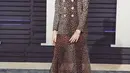 Behati Prinsloo tampil anggun dengan double button animal print dress dari Dolce&Gabbana