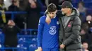 Pemain Chelsea, Kai Havertz, dirangkul pelatih Liverpool, Jurgen Klopp, pada laga Liga Inggris di Stadion Stamford Bridge, Rabu (5/4/2023). Skor kacamata menghiasi laga Chelsea kontra Liverpool. (AP Photo/Frank Augstein)