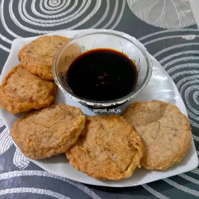 Uniknya Pempek Crispy CEK YA, Bisa Langsung Disantap Lengkap dengan Saus Cukonya
