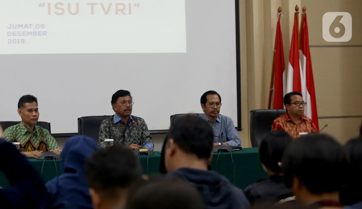 Menkominfo Johnny G Plate memberikan keterangan usai pertemuan terpisah antara Dewan Pengawas LPP TVRI dengan Direksi TVRI, di Jakarta, Jumat (6/12/2019). Johnny mengatakan penyelesaian masalah antara Helmy Yahya dan Dewan Pengawas TVRI perlu diselesaikan secara internal. (Liputan6.com/Johan Tallo)
