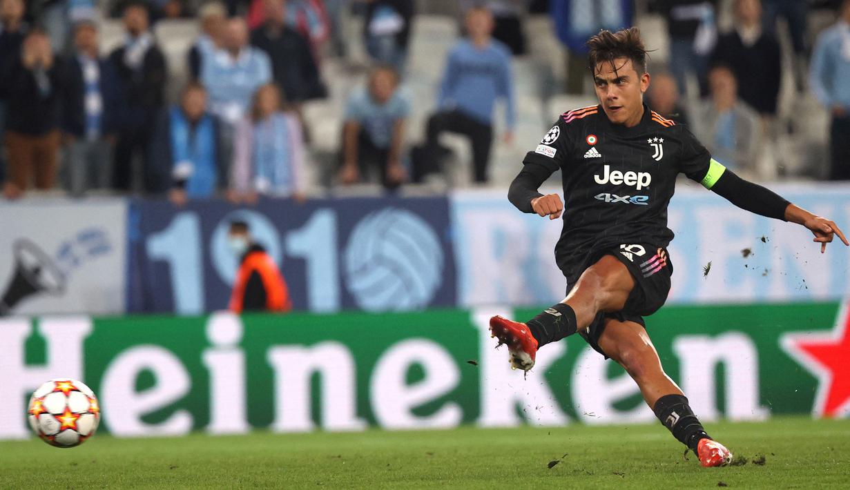 Juventus terus gencarkan serangan. Juventus menambah keunggulan pada menit ke-41 setelah Alvaro Morata dilanggar di kotak terlarang. Paulo Dybala sukses menjadi algojo penalti walapun sempat terpeleset. (Foto: TT News via AFP/Andreas Hillergren)