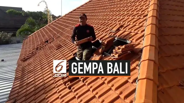 Gempa magnitudo 5,8 yang mengguncang Bali hari Selasa (16/7) rusak sejumlah bangunan. Pascagempa ratusan warga gotong royong perbaiki salah satu bangunan sekolah yang rusak.