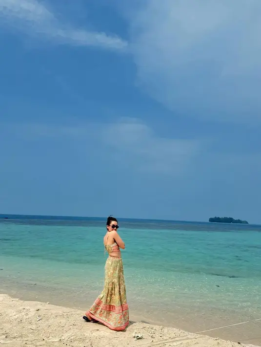 Ayu juga tampil kece dengan mengenakan one set bermotif berupa bra top dan maxi skirt.  [@ayutingting92].