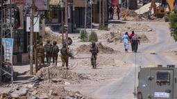 Mereka mendesak warga Palestina untuk mengungsi dari tempat tinggal mereka di kamp pengungsi Tulkarem di Tepi Barat yang diduduki. (Jaafar ASHTIYEH/AFP)