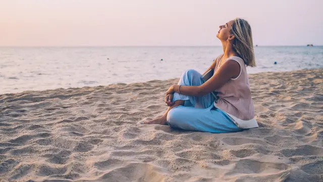 Ilustrasi pantai, merenung