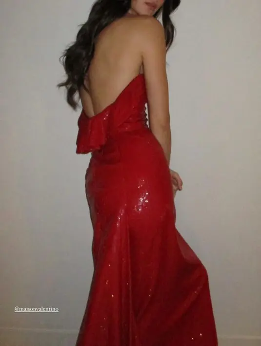 Kendall Jenner juga mengenakan gaun merah, memamerkan gaun berpayet Valentino di Instagram story-nya. @kendalljenner.