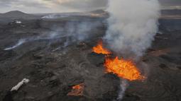 Lava terus menyembur dari gunung berapi di barat daya Islandia pada hari Kamis namun aktivitasnya telah mereda secara signifikan sejak meletus sehari sebelumnya. (AP Photo/Marco di Marco)