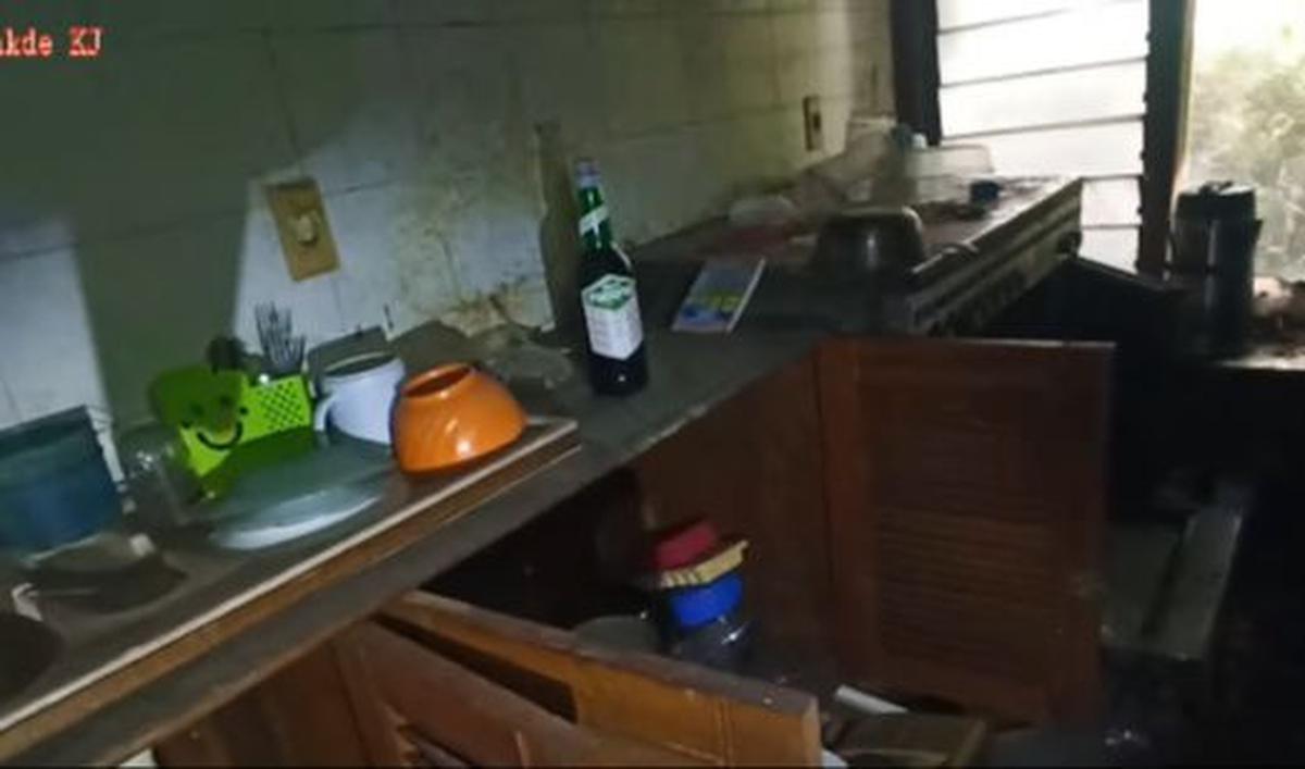 Terlihat saat berada di area dapur dan ruang makan, rumah ini masih meninggalkan perabotannya. Seperti piring, mangkuk, gelas, sendok hingga garpu pun masih ada.<br>