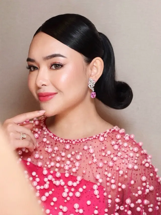 Amanda Manopo Tampil Bak Barbie Hidup dengan Pinkish Fresh Makeup dan Curl Ponytail