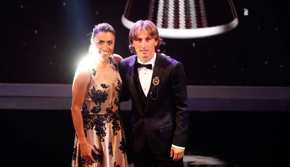 Brasil Marta sebagai Pemain Terbaik Wanita FIFA 2018 dan Luka Modric sebagai Pemain Terbaik Pria FIFA 2018 berpose dalam acara The Best FIFA Football Awards di Royal Festival Hall, London, Senin (24/9). (AP/Frank Augstein)
