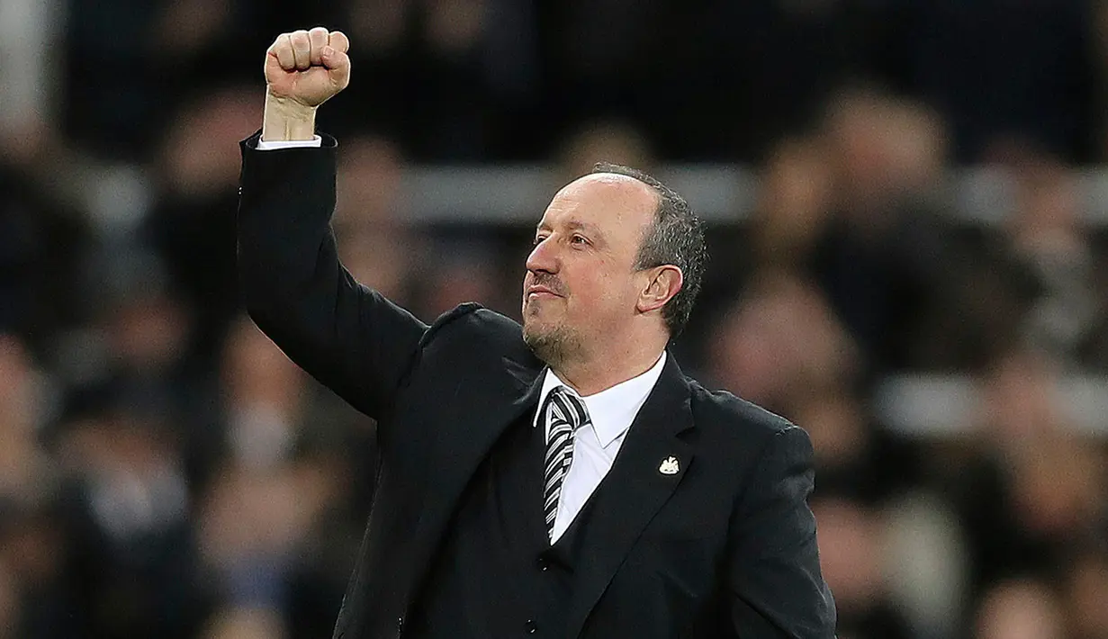 Pelatih Rafael Benitez merayakan keberhasilan klubnya, Newcastle United promosi ke liga Primer inggris, usai mengalahkan Preston North End dalam Sky Bet Championship di Newcastle, (25/4). Newcastle mengalahkan Preston 4-1. (Owen Humphreys/PA Wire)