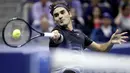 Aksi Roger Federer melakukan forehand saat melawan Juan Martin del Potro pada laga perempat final AS Terbuka 2017 di Arthur Ashe Stadium, New York,(6/9/2017). Federer kalah 5-7, 6-3, 6-7, 4-6.  (AP/Julio Cortez)