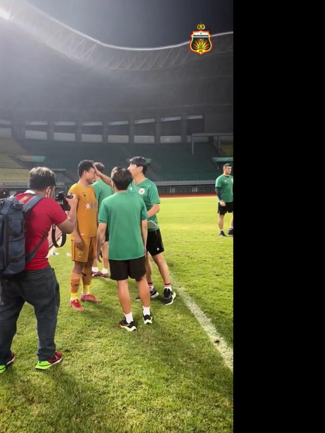 Pelatih Timnas Indonesia U-19, Shin Tae-yong menjitak dahi Nurhidayat Haji Haris.