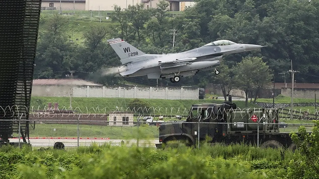 Pesawat F-16 mendarat di landasan pacu di Pangkalan Udara Osan di Pyeongtaek, Korea Selatan