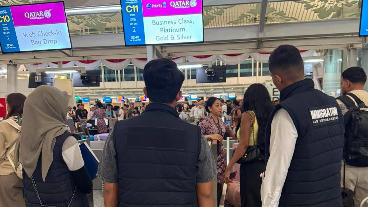WNA asal Nigeria saat dilakukan pendeportasian. (Foto Humas Humas Imigrasi Ngurah Rai).