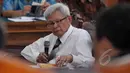 Sidang lanjutan praperadilan BG terhadap KPK kembali digelar di PN Jakarta Selatan, Jumat (13/2/2015). Tampak dosen Universitas Padjajaran, Bernard Arif Sidharta saat menjadi saksi pada sidang lanjutan BG terhadap KPK. (Liputan6.com/Johan Tallo)