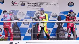 Pembalap Ducati Lenovo, Francesco Bagnaia, bersama pembalap Gresini Racing, Marc Marquez, dan pembalap Pertamina Enduro VR46 Racing Team, Marco Bezzecchi, melakukan selebrasi diatas podium dalam balapan keempat MotoGP 2024 di Sirkuit Jerez, Andalusia, Spanyol, Minggu (28/4/2024). (AP Photo/Jose Breton)