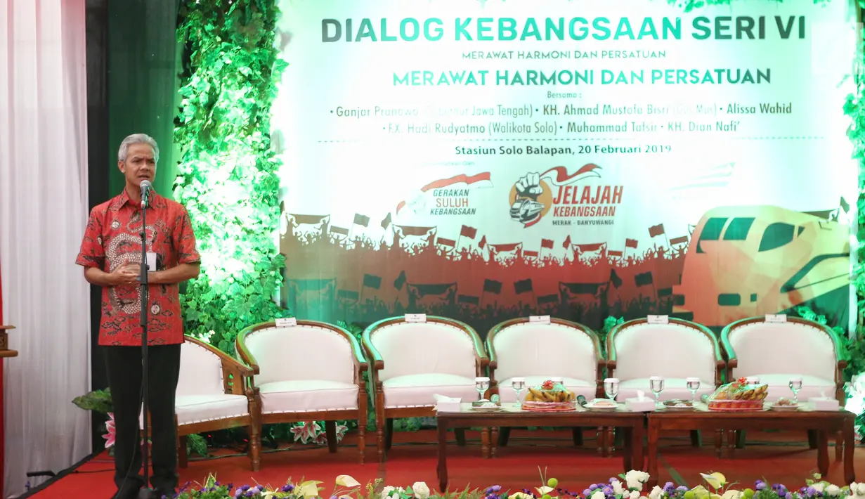Gubernur Jawa Tengah, Ganjar Pranowo memberikan sambutan dalam acara Dialog Kebangsaan di Stasiun Solo Balapan, Rabu (20/2). Dialog dalam rangkaian Jelajah Kebangsaan tersebut bertema 'Merawat Harmoni dan Persatuan'. (Liputan6.com/Johan Tallo)