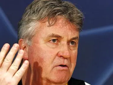 Chelsea&#039;s manager Guus Hiddink talks during a press conference for the forthcoming UEFA Champions League Quarter Final 2nd leg match against Liverpool at Stamford Bridge, on April 13, 2009. AFP PHOTO/Glyn Kirk