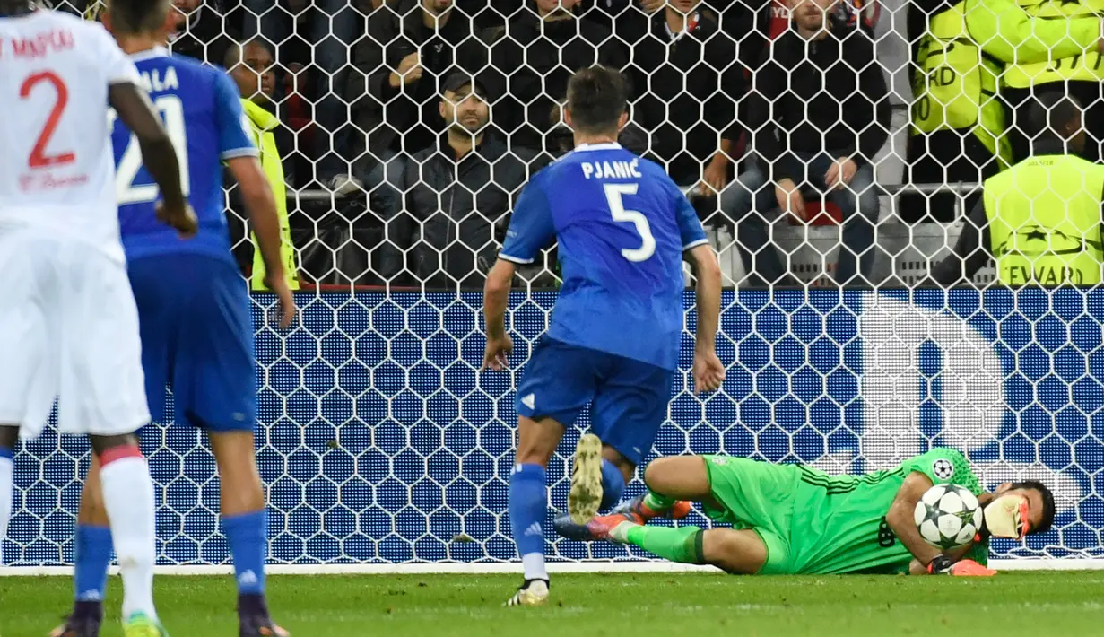 Aksi penyelamatan penjaga gawang Juventus, Gianluigi Buffon yang berhasil menepis tendangan penalti Alexandre Lacazette, Lyon, Perancis (18/10). Buffon berhasil menjawa gawang Juve tanpa kebobolan hingga akhir pertandingan. (AFP/Philippe Desmazes)