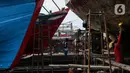 Aktivitas pekerja saat memperbaiki kapal di sebuah galangan kapal kawasan Muara Angke, Jakarta Utara, Kamis (3/6/2021). Butuh 10 hingga 20 pekerja docking kapal untuk memperbaiki satu kapal ikan berjenis 30 GT yang memakan waktu 1 sampai 4 bulan. (Liputan6.com/Johan Tallo)
