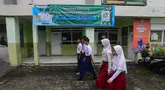 Murid tingkat Sekolah Menengah Pertama (SMP) dalam program Rintisan Sekolah Swasta Gratis sesaat sebelum belajar dalam kelas pada kegiatan Masa Pengenalan Lingkungan Sekolah (MPLS) di SMP Tarbiyah Islamiyah, Depok, Jawa Barat, Senin (14/7/2025). (merdeka.com/Arie Basuki)