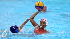 Pemain Jawa Barat, Hanna Firdaus (kiri) berusaha menghalangi pemain DKI Jakarta pada final polo air PON XIX di Kolam Renang Si Jalak Harupat, Kab Bandung, Senin (26/9/2016). DKI Jakarta unggul dengan skor 14-8. (Liputan6.com/Helmi Fithriansyah)