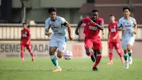 Kapten tim PSS Sleman, Fachruddin Aryanto (kiri) berebut bola dengan pemain Semen Padang, Kenneth Ngwoke pada laga pekan ke-3 BRI Liga 1 2024/2025 di Lapangan STIK-PTIK, Jakarta Selatan, Senin (26/8/2024). (Bola.com/Bagaskara Lazuardi)