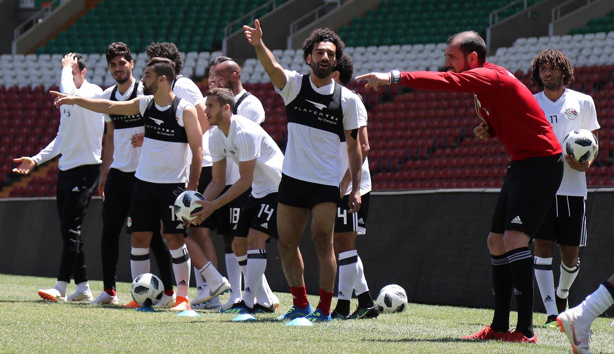Striker Mesir, Mohamed Salah, mengikuti sesi latihan jelang laga Piala Dunia di Stadion Akhmat, Rusia, Rabu (13/6/2018). Kondisi cedera bahu yang berangsur pulih membuatnya siap tampil di Piala Dunia 2018. (AFP/Karim Jaafar)