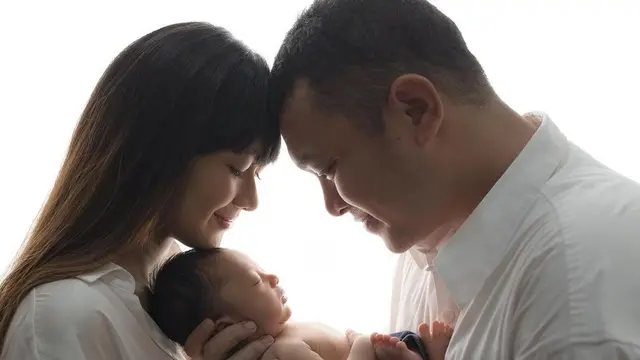 5 Pemotretan Keluarga Gilang Dirga dan Adiezty Fersa Bersama Buah Hati