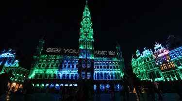 Warga menonton pertunjukan suara dan cahaya di Grand Place, Brussel, Belgia, Rabu (29/7/2020). Pertunjukan suara dan cahaya ini untuk menyoroti acara-acara yang batal digelar di Belgia pada musim panas tahun ini akibat pandemi COVID-19. (Xinhua/Zheng Huansong)