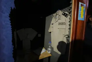 Aparat menemukan set tiruan yang menyerupai kantor kepolisian dan seragam aparat di markas online scam Kamboja dari sedikitnya tujuh negara, termasuk Indonesia. (Foto: Dokumentasi Associated Press)