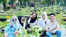 Ziarah makam ini rupanya untuk merayakan hari lahir almarhum Adjie Massaid. Reza Artamevia mengabarkan ini dalam unggahan sebelumnya seraya mengunggah foto keluarga berada di makam. “Happy birthday Adjie. We all here for You & we love you very much for always (Selamat ulang tahun Adjie. Kami ada di sini untukmu dan kami sangat menyayangimu selalu). Al Fatihah,” Reza Artamevia mencuit. (Foto: Dok. Instagram @rezaartameviaofficial)