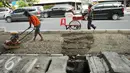 Pekerja meratakan tanah untuk dibangun trotoar di jalan Suryopranoto, Jakarta, Selasa (2/8). Dana sebesar Rp250 miliar telah disiapkan untuk pembangunan trotoar di 48 lokasi. (Liputan6.com/Gempur M Surya) 