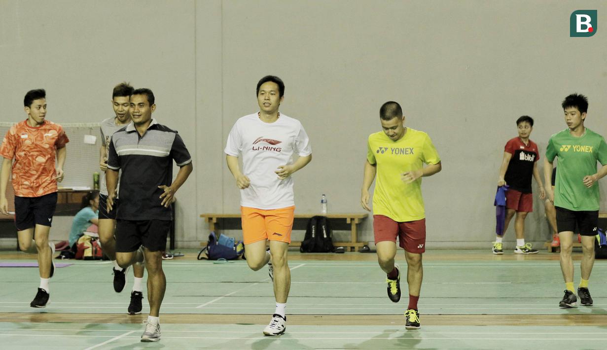 Tim ganda putra Indonesia berlari saat latihan fisik di Pelatnas Bulutangkis, Cipayung, Jakarta, Senin (7/5/2018). Latihan tersebut untuk persiapan jelang Piala Thomas pada 20-27 Mei 2018 di Thailand. (Bola.com/M Iqbal Ichsan)
