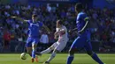 Gelandang Barcelona, Gavi melakukan tembakan ke gawang di depan Munir El Haddadi dari Getafe selama pertandingan lanjutan La Liga Spanyol di stadion Coliseum Alfonso Perez di Getafe, Spanyol, Minggu, 16 April 2023. (AP Photo/Manu Fernandez)
