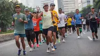 Peserta Maybank Marathon 2023 berlari bersama dalam rangka persiapan fisik menuju Elite Label Road Race Maybank Marathon 2023 yang akan diselenggarakan di Bali Safari & Marine Park Gianyar, Jakarta (21/05/2023). (Liputan6.com/HO)