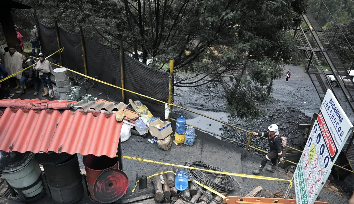 Sementara peluang untuk menemukan korban selamat hampir habis karena kekurangan oksigen di terowongan. (AFP/Daniel Munoz)