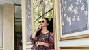 Lihat gaya ayu Mayangsari mengenakan dress bermotif floral yang cantik. Gaya kasual sederhana, namun menawan, Mayangsari memadukan penampilannya dengan beberapa aksesori, sunglasses, dan tas berwarna pink yang serasi. [Foto: Instagram/mayangsari_official]