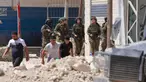 Tentara Israel berjaga-jaga ketika warga Palestina meninggalkan rumah-rumah mereka yang dijadwalkan akan dihancurkan di kamp pengungsi Tulkarem pada 26 Mei 2025. (Jaafar ASHTIYEH/AFP)