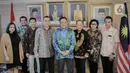 Duta Besar Malaysia untuk Indonesia, Zainal Abidin (keempat kanan) foto bersama dengan jajaran SCM usai pertemuan di Kedutaan Besar Malaysia, Jakarta, Rabu (22/1/2020). Pertemuan tersebut membahas kerja sama di sektor media. (Liputan6.com/Faizal Fanani)