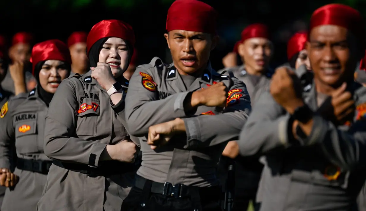 Personel Kepolisian Republik Indonesia (Polri) mengambil bagian dalam upacara memperingati Hari Bhayangkara ke-79 di Banda Aceh pada Selasa 1 Juli 2025. (CHAIDEER MAHYUDDIN/AFP)