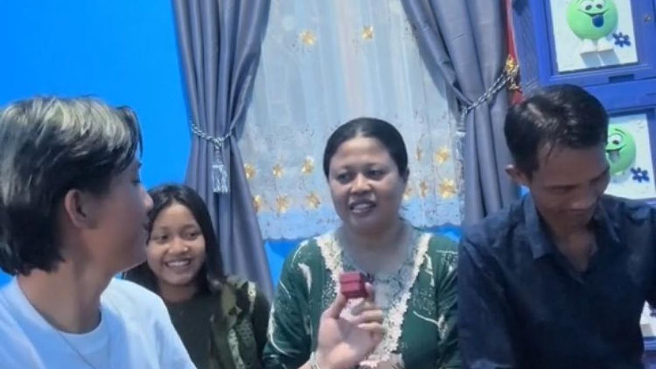 Pria Ini Beri Kejutan Kecil untuk Ayah, Ibu, dan Adiknya, Aksinya Curi Perhatian