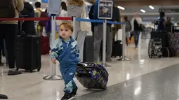 Terlepas dari inflasi dan kenangan akan krisis perjalanan liburan di masa lalu, jutaan orang diperkirakan akan memadati bandara dan jalan raya dalam jumlah yang mencapai rekor selama liburan. (AP Photo/George Walker IV)