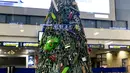Pohon Natal yang dirakit dari barang-barang sitaan di Bandara Vilnius, Lithuania pada 12 Desember 2019. Pohon tersebut mayoritas terbuat dari gunting, cutter, pemantik api, dan aneka macam pisau. (Photo by Petras Malukas / AFP)
