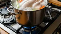 Air Rebusan Ayam Pertama Apakah Harus Dibuang?